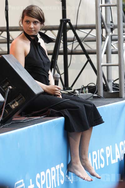 NOUVELLE VAGUE - 2005-08-20 - PARIS - Paris Plage (Pont de Sully) - Melanie Pain